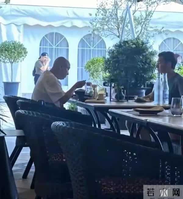 许志安 张卫健在香港浅水湾喝下午茶,他侧脸显老,张卫健光头显眼