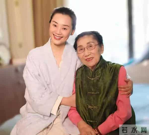 林依轮大儿子26岁生日!三代同堂非常温馨, 87岁老母亲已坐轮椅