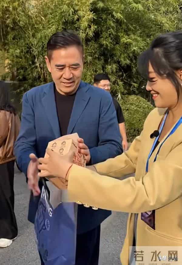 65岁陈宝国现身南京师范大学,一身正装气质儒雅,展现艺术修养!