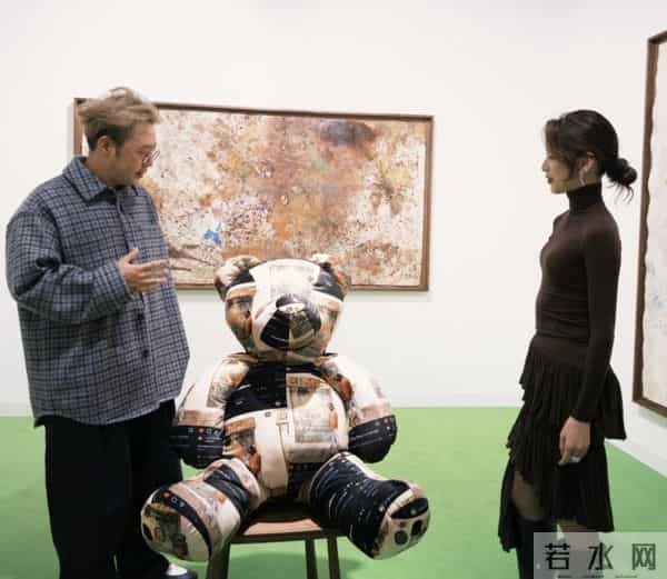 杜海涛和刘强东老婆章泽天一起看展,身材苗条有气质,很美