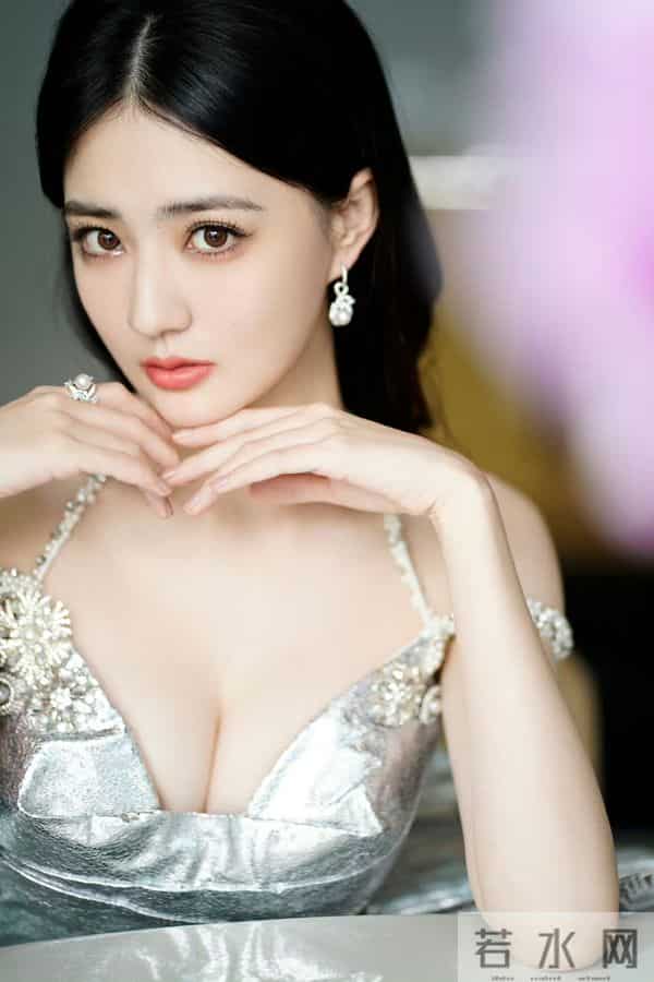 真看不出来 徐璐挺放的开的 蹦迪嗨玩 肚兜美背撩人