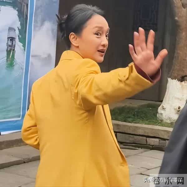 50岁周迅头发花白,瘪嘴模样一脸老态认不出,无儿无女成最大遗憾