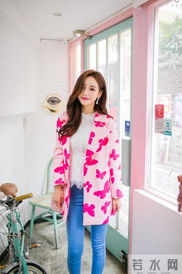 孙允珠 粉色蝴蝶呢大衣