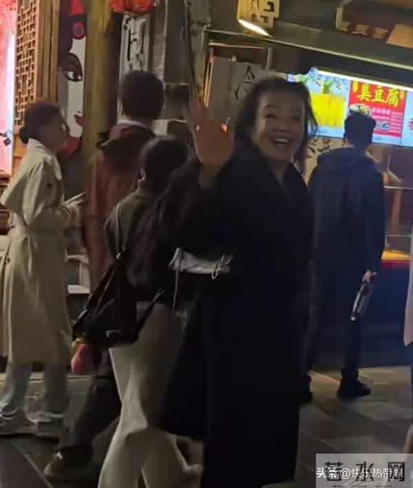 张兰与亲家母同框，祖孙三代游成都，一家团圆好幸福，孩子也开心