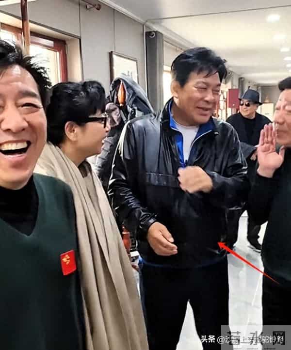 陈佩斯和姜昆、朱时茂聚餐，高档会所喝5块汽水，合影暴露了咖位