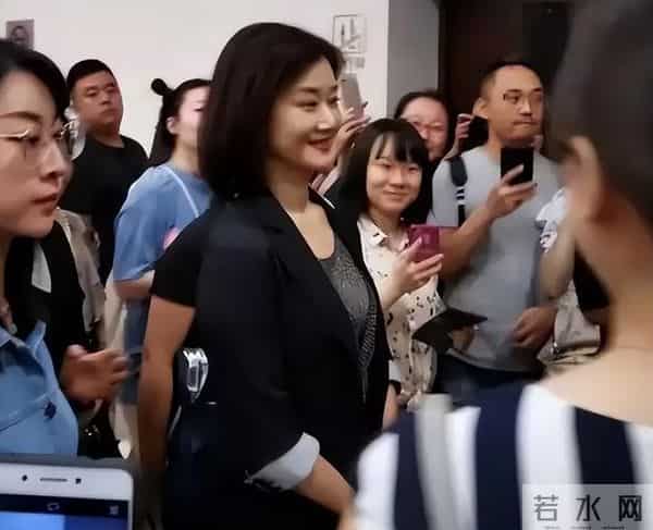 哇60岁的宋祖英,这也太美了吧,看起来也就是30多岁,太年轻了