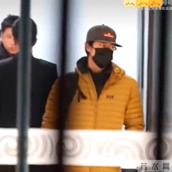 平安抵京!王一博可爱表情惹人爱,旅途劳累仍元气满满