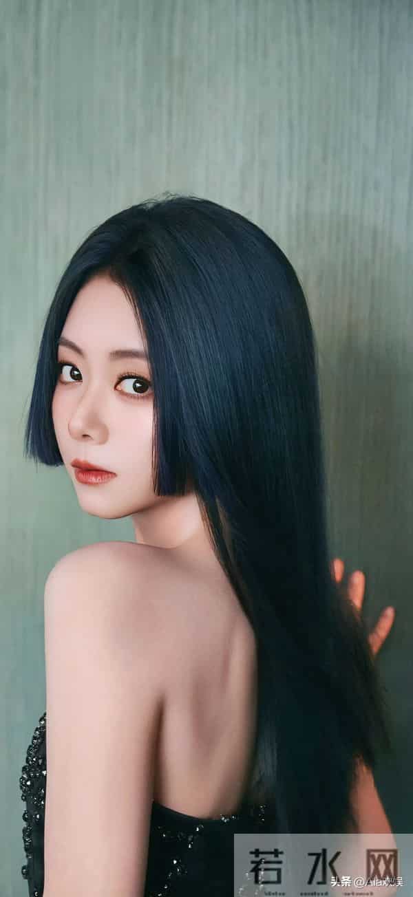 谭松韵今日造型太惊喜了!全新发型搭配黑色礼服衬得她优雅又迷人