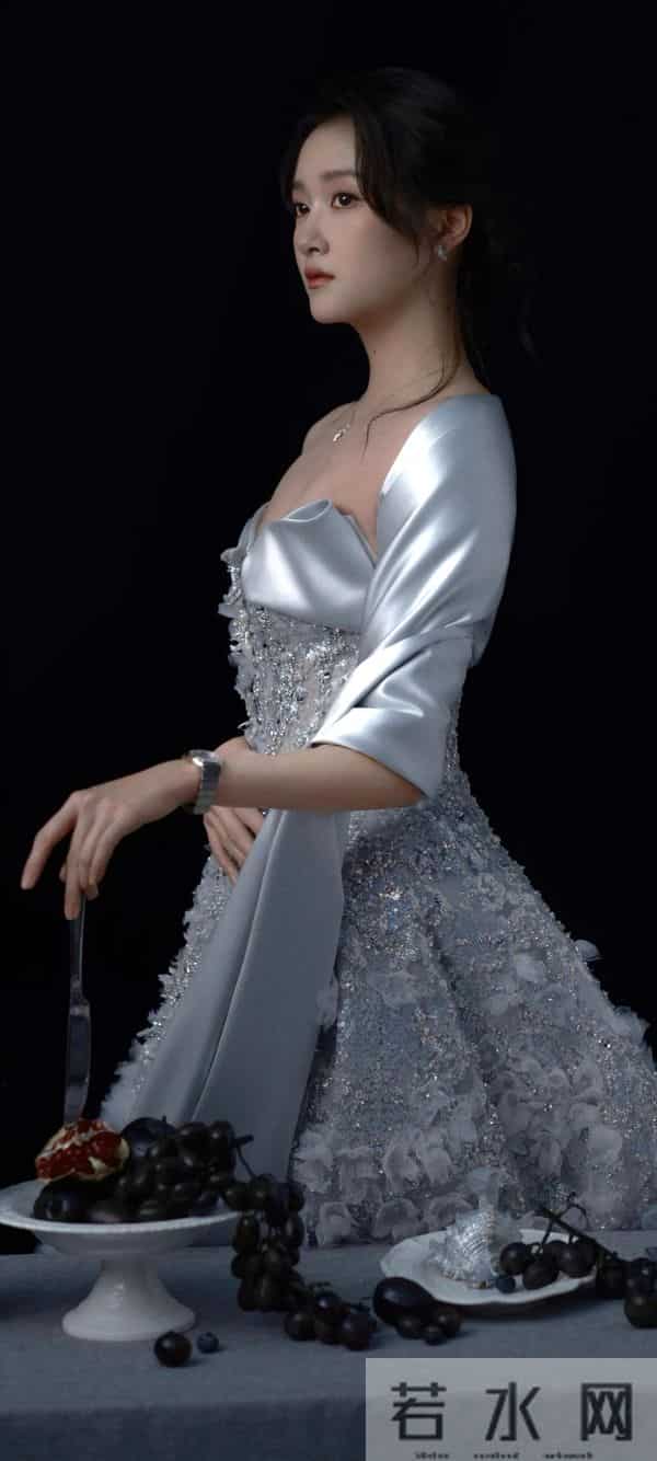 27岁关晓彤最新美照大胆的低胸裙真性感！