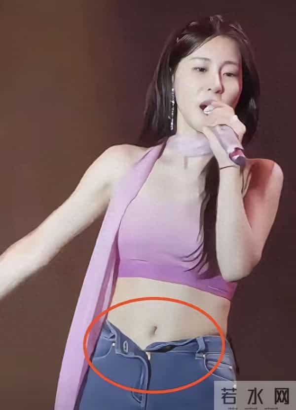 张碧晨吃太多了吗,扣子都系不上了……