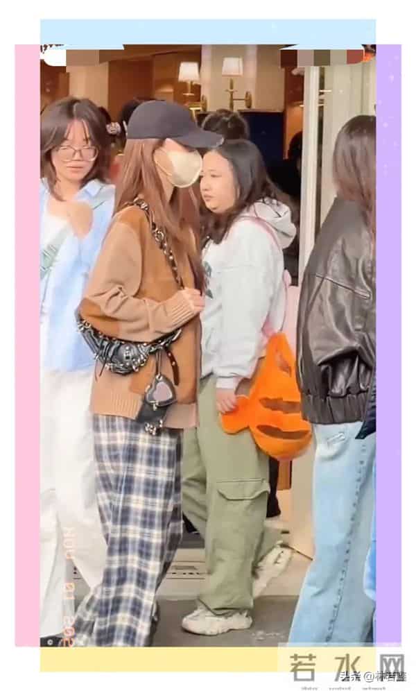 Angelababy和闺蜜现身上海街头被偶遇，baby打扮时髦，少女感十足