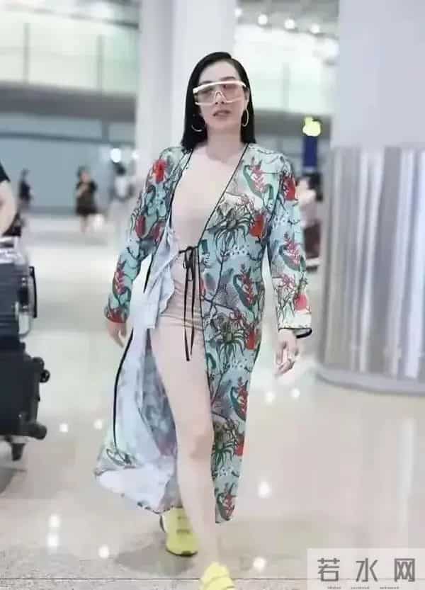 钟丽缇到底是怎么了?穿成这样就出门了?看起来还真是一言难尽啊