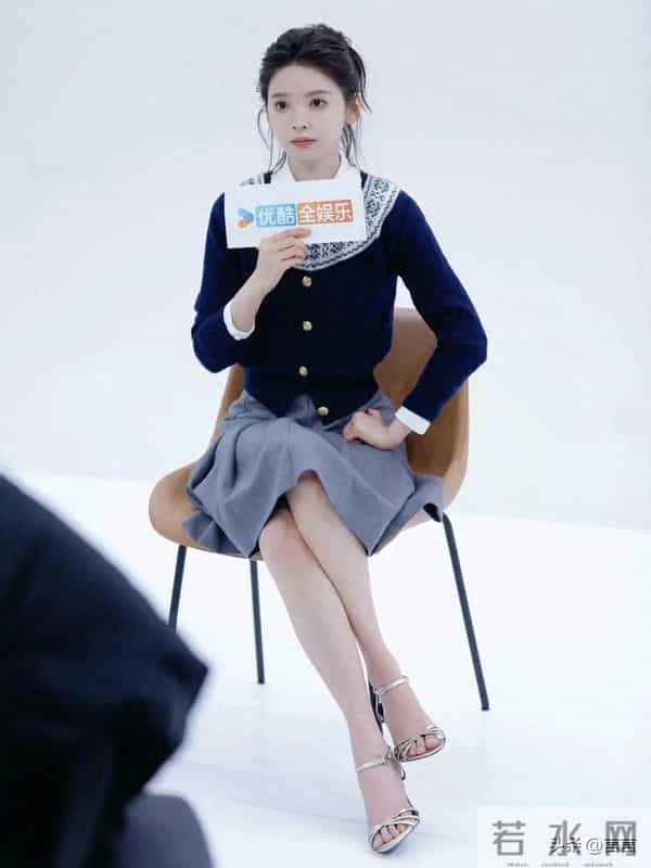 章若楠可爱的高跟鞋,光脚丫很粉嫩,她太水灵了