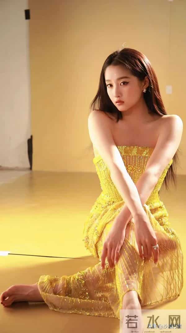 关晓彤最性感的一次蕾丝透视装光脚丫!国民闺女终于长大了