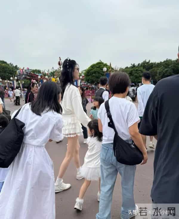 奚梦瑶晒与女儿合影,穿母女装去迪士尼给女儿庆生,孩子打扮时尚