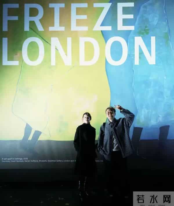 杜海涛与章泽天一起看展,奶茶妹妹发髻低挽,腰肢纤细,太美了!