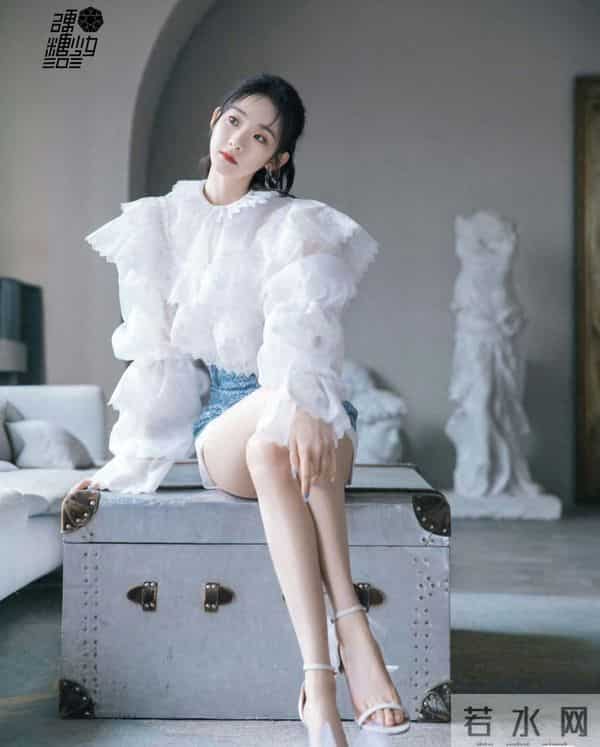 张艺凡 白嫩短裙