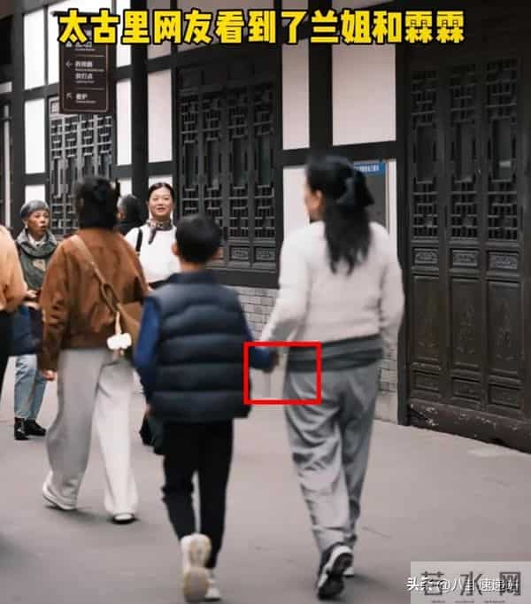 汪小菲一家成都度假,两姐弟照片又流出,小玥儿装扮太意外