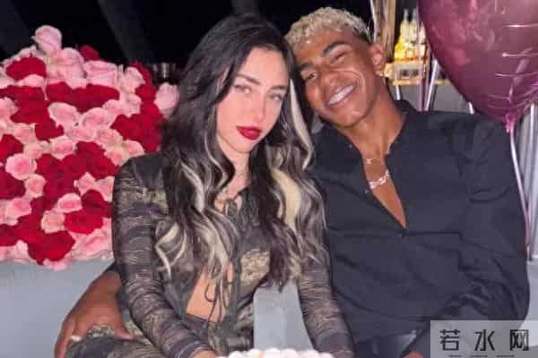 阿根廷记者：亚马尔前女友和男网红参加派对，随后一起离开