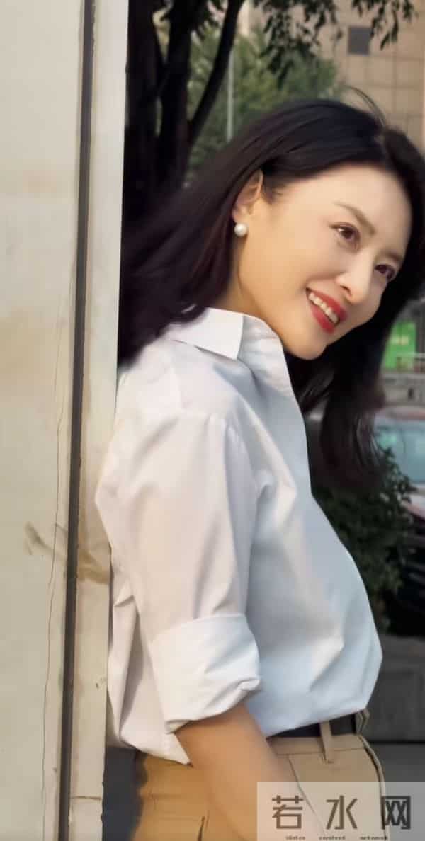 当年一排主持人就周涛最好看,那么落落大方,气质优雅