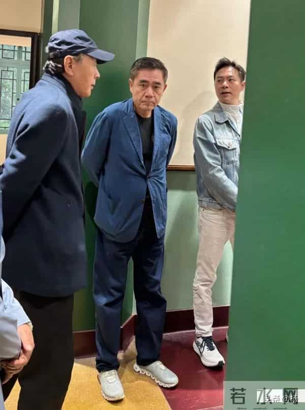 65岁陈宝国现身南京师范大学,一身正装气质儒雅,展现艺术修养!