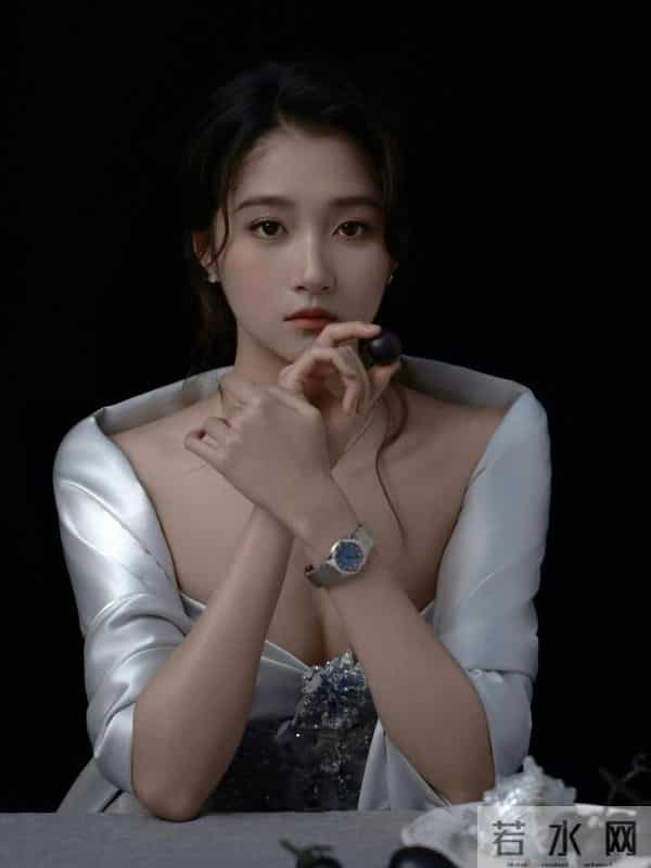 27岁关晓彤最新美照大胆的低胸裙真性感！