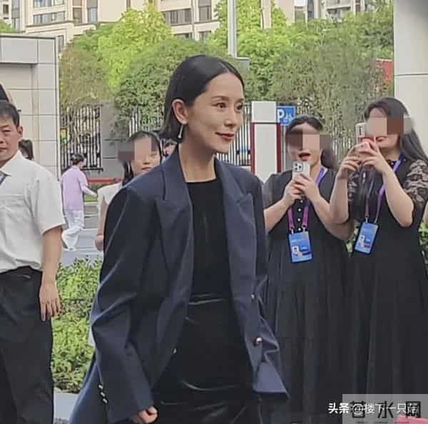 47岁海清烫头出席活动 身姿挺拔 笑容有亲和力 发型老气 没有直发好看