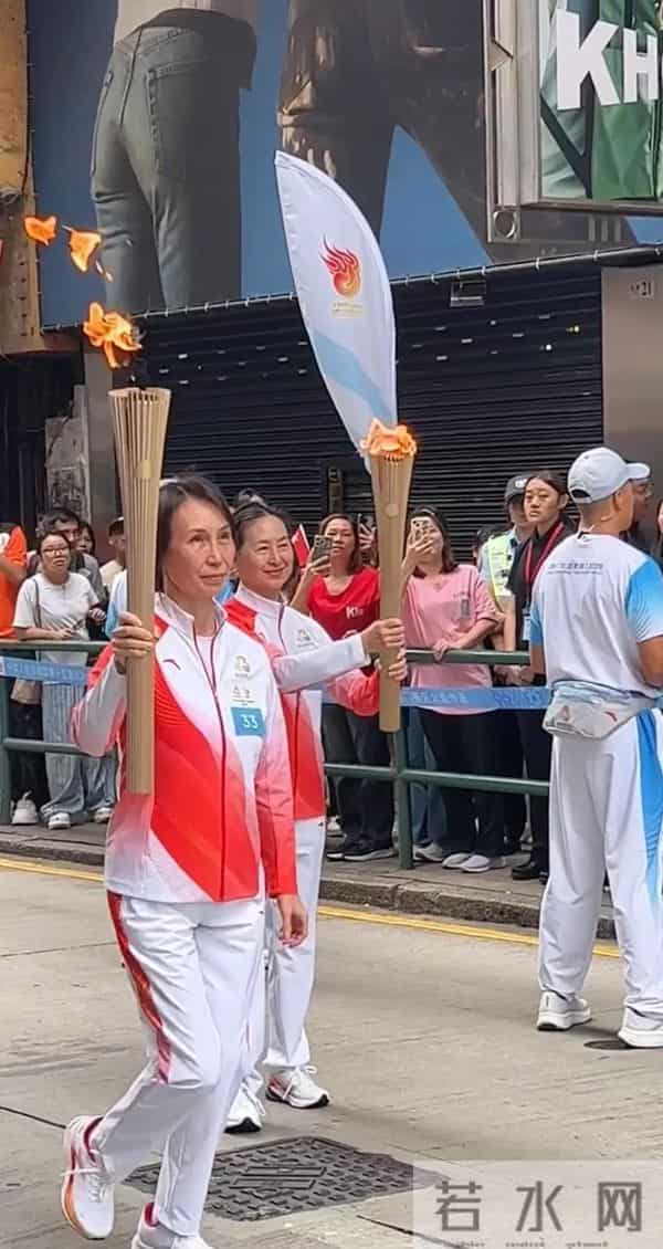 何超琼戴大钻石耳饰很华丽,她的头发白了,她和何超盈女儿合影
