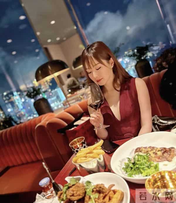 TVB前童颜女神晒近况！被指面部浮肿明显发福，称周游列国是假象