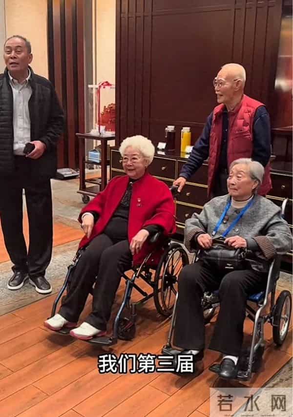 张勇手庆生张光北忙张罗,两人并非父子!陈宝国送花托束超细心