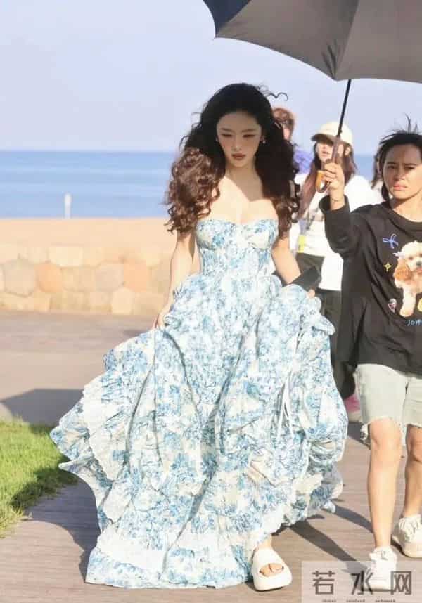 蔡文静抹胸礼服,身材也太好了