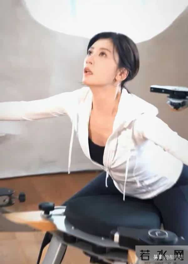被贾静雯健身照惊艳到!三孩妈练出少女体态,网友:这才是真女神