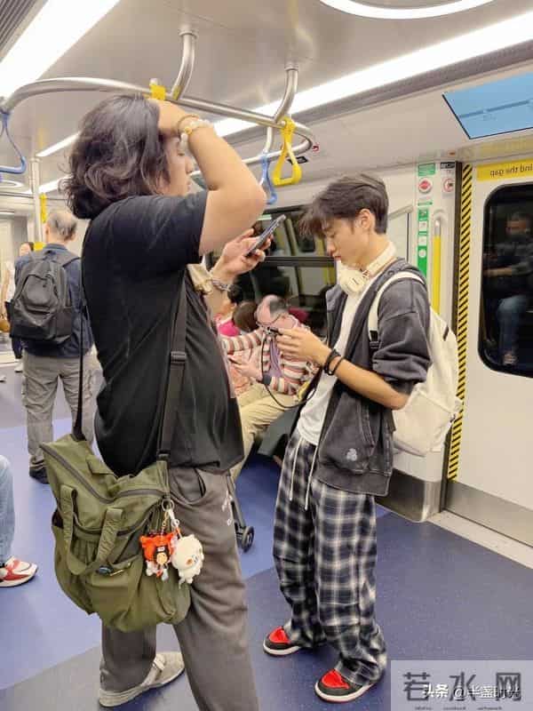 吴镇宇17岁儿子费曼在香港被偶遇,他打扮普通,头发乱糟糟的 不帅