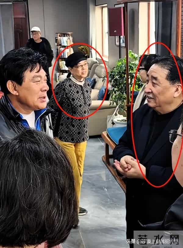 陈佩斯和姜昆、朱时茂聚餐，高档会所喝5块汽水，合影暴露了咖位