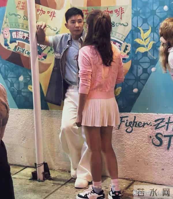 刘畊宏爱妻王婉霏47岁身材太火辣!澳门街头穿短裙嫩如少女!