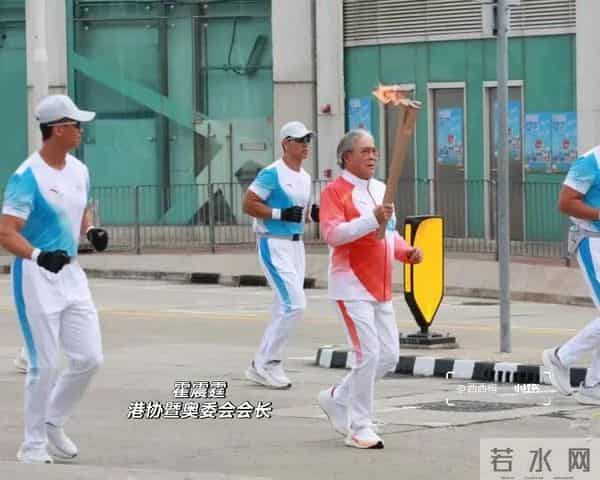 何超琼戴大钻石耳饰很华丽,她的头发白了,她和何超盈女儿合影