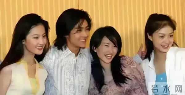 拍这些照片时蒋欣19岁,刘亦菲15岁,简直是出水芙蓉,好美