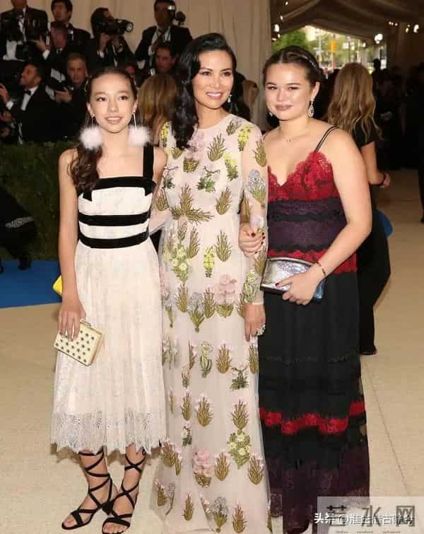 邓文迪和默多克在1999年的合影罕见曝光,邓文迪一头短发像假小子