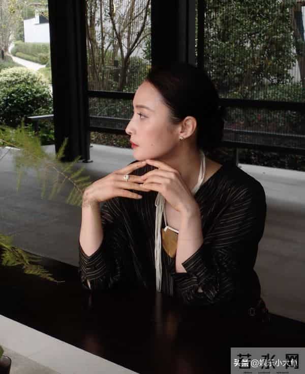 蒋勤勤出席电影大数据荣誉之夜，竖条纹中式衣，红唇点缀更显风情