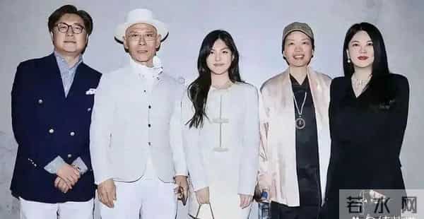 王诗龄的爷爷奶奶气质出众，文艺范儿十足，一看就是家世不一般