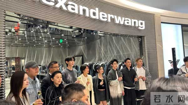 42岁陈妍希亮相活动,亮片西装配超短裤又美又飒,看着像二十出头