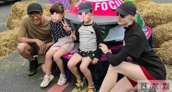 撒贝宁随李白回加拿大探亲,俩人带着龙凤胎闲逛,都不上班好悠闲