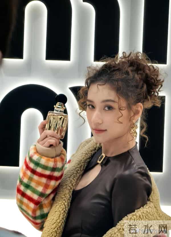 何超莲参加上海miumiu活动,穿格子外套配超短裙,羊毛卷发型好美