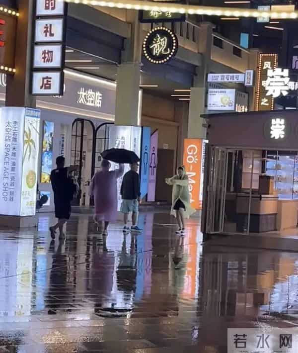 赵本山在海南清水湾度假,穿短裤派头十足,俩人打伞伺候,没见老