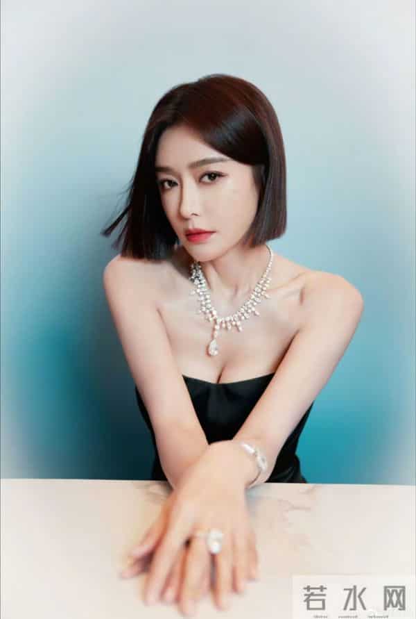 秦岚风采依旧,身材样貌管理的真好,性感黑裙穿搭