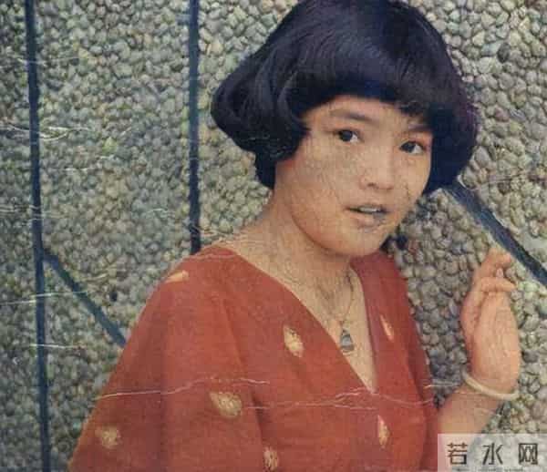 她5岁出道,13岁被逼着打抑制发育针,如今60多岁依然顶着一张童颜