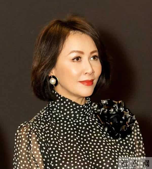 江苏珠宝晚宴,刘嘉玲真空上阵,徐璐瘦成皮包骨,颖儿嘴歪成这样