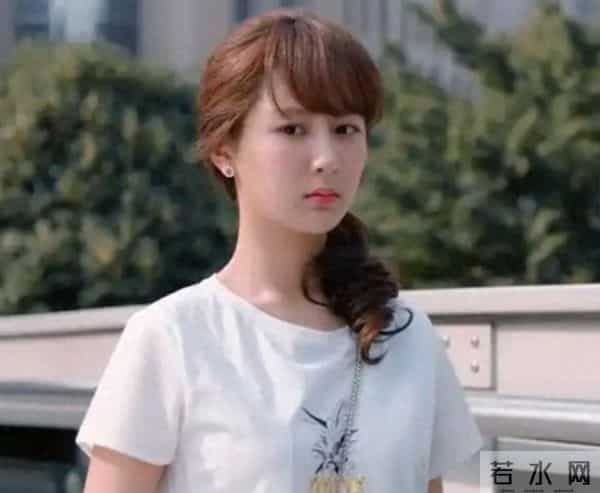 32岁杨紫陪父母和家人相聚,杨紫父亲低调随和,杨紫母亲状态年轻