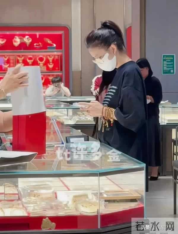 42岁佟丽娅在深圳水贝买黄金首饰,打扮低调朴素,但花钱毫不手软