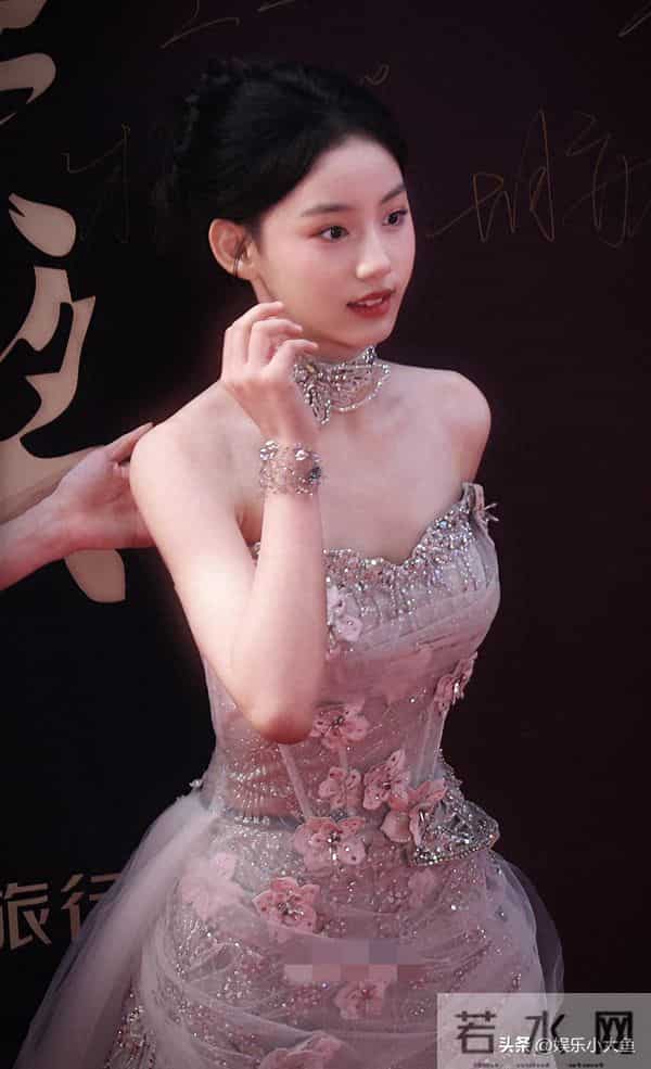 13岁青年演员刘佳玺亮相文荣奖红毯,穿抹胸纱裙古灵精怪好可爱!